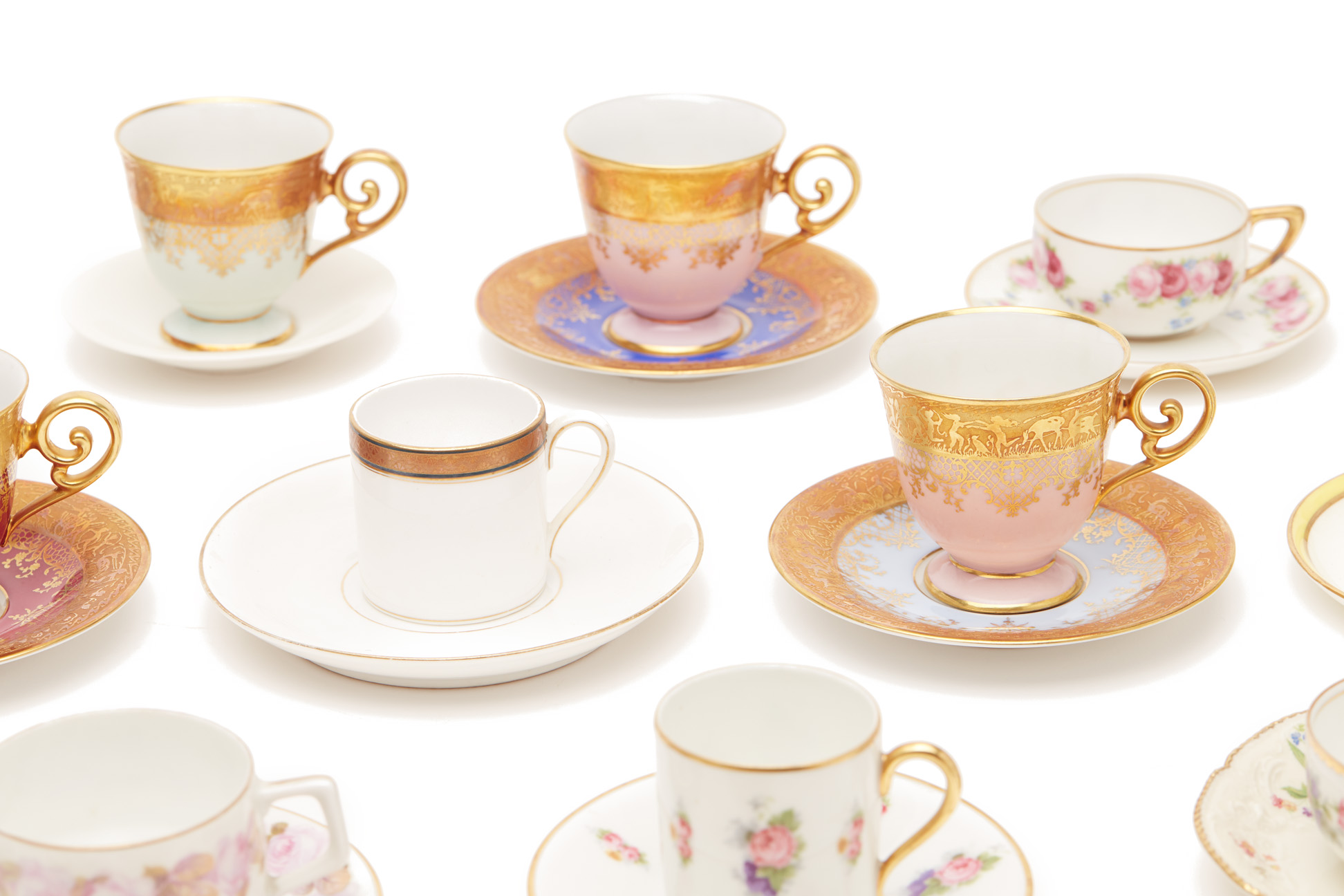 A GROUP OF VINTAGE & ANTIQUE TEA AND COFFEE CUPS & SAUCERS - Image 2 of 6