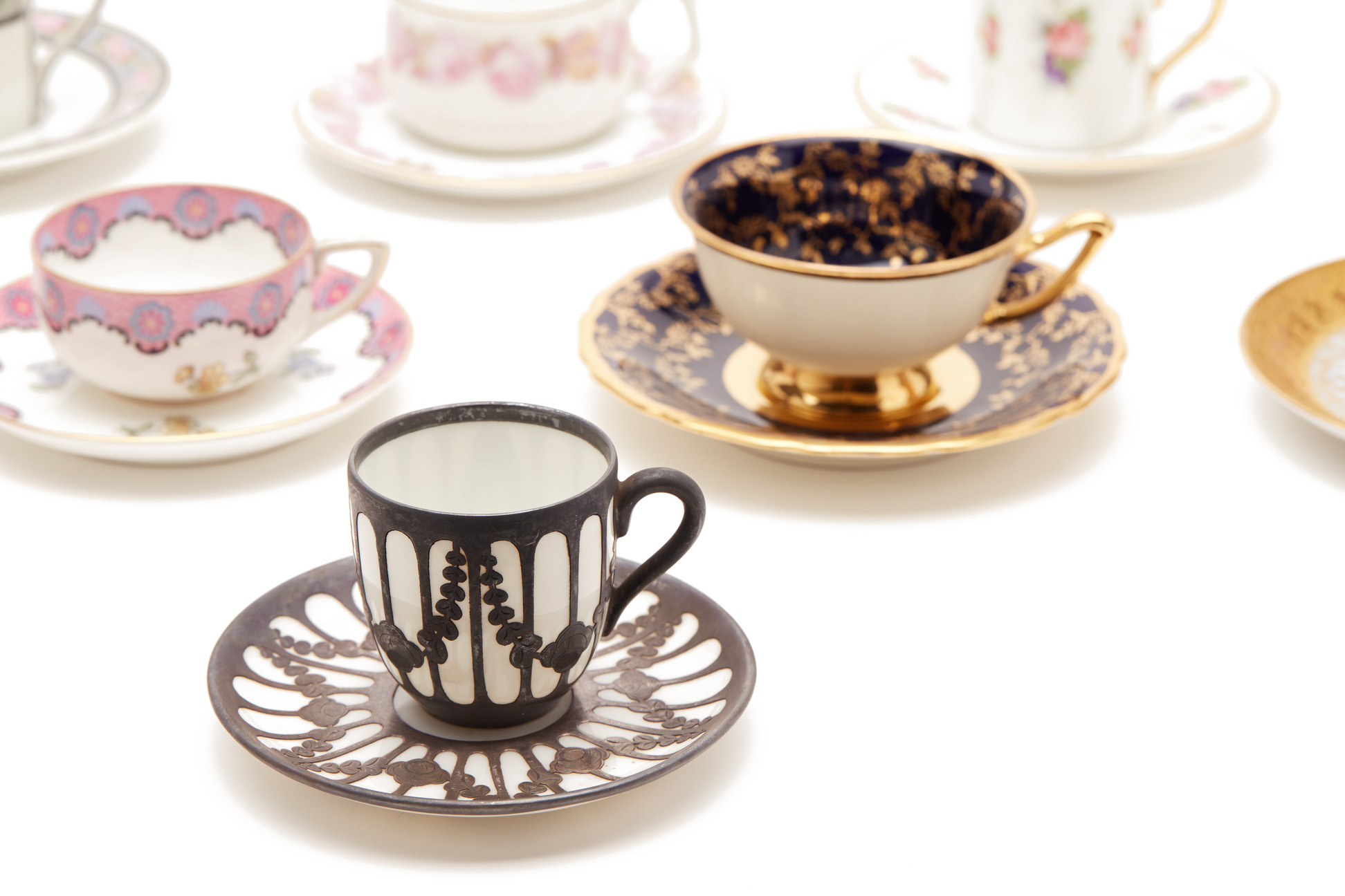 A GROUP OF VINTAGE & ANTIQUE TEA AND COFFEE CUPS & SAUCERS - Image 3 of 6