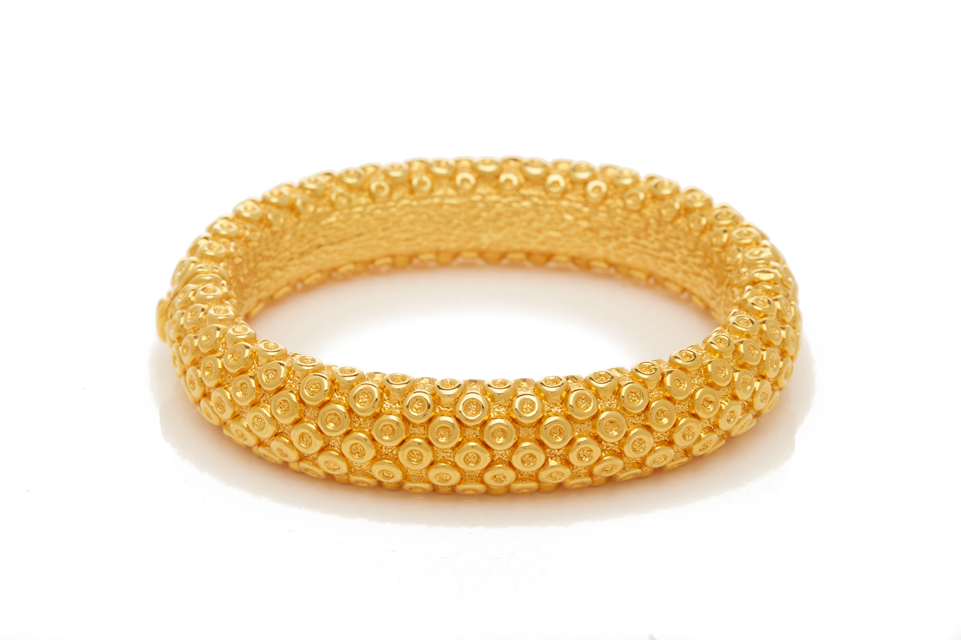 AN ITALIAN GOLD HINGED BANGLE AND EARRINGS - Image 2 of 5