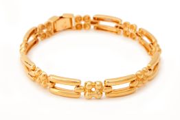 A GOLD GATE LINK BRACELET