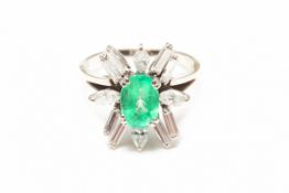 AN 18K WHITE GOLD FACETED EMERALD & DIAMOND RING