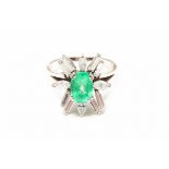 AN 18K WHITE GOLD FACETED EMERALD & DIAMOND RING