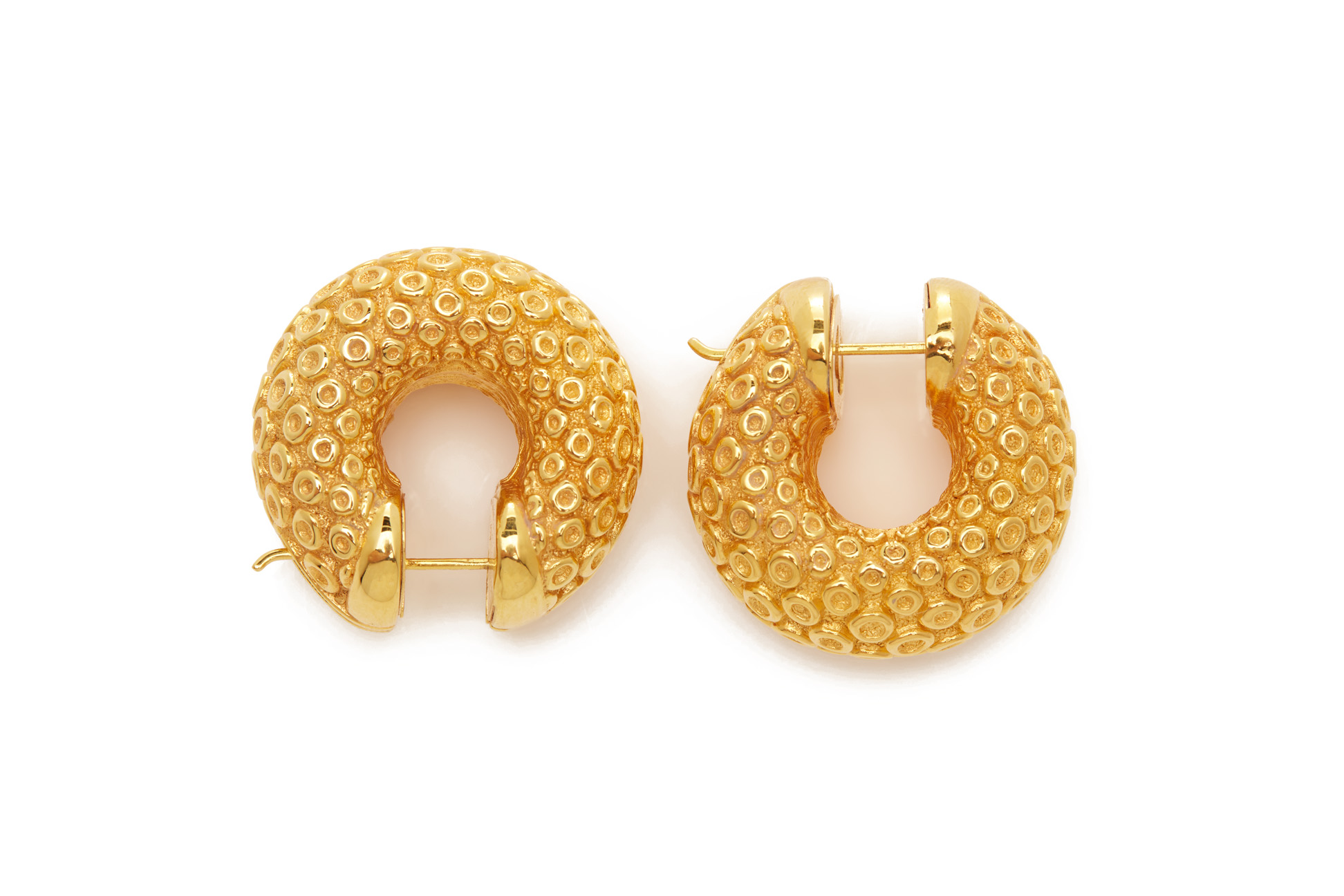 AN ITALIAN GOLD HINGED BANGLE AND EARRINGS - Image 5 of 5