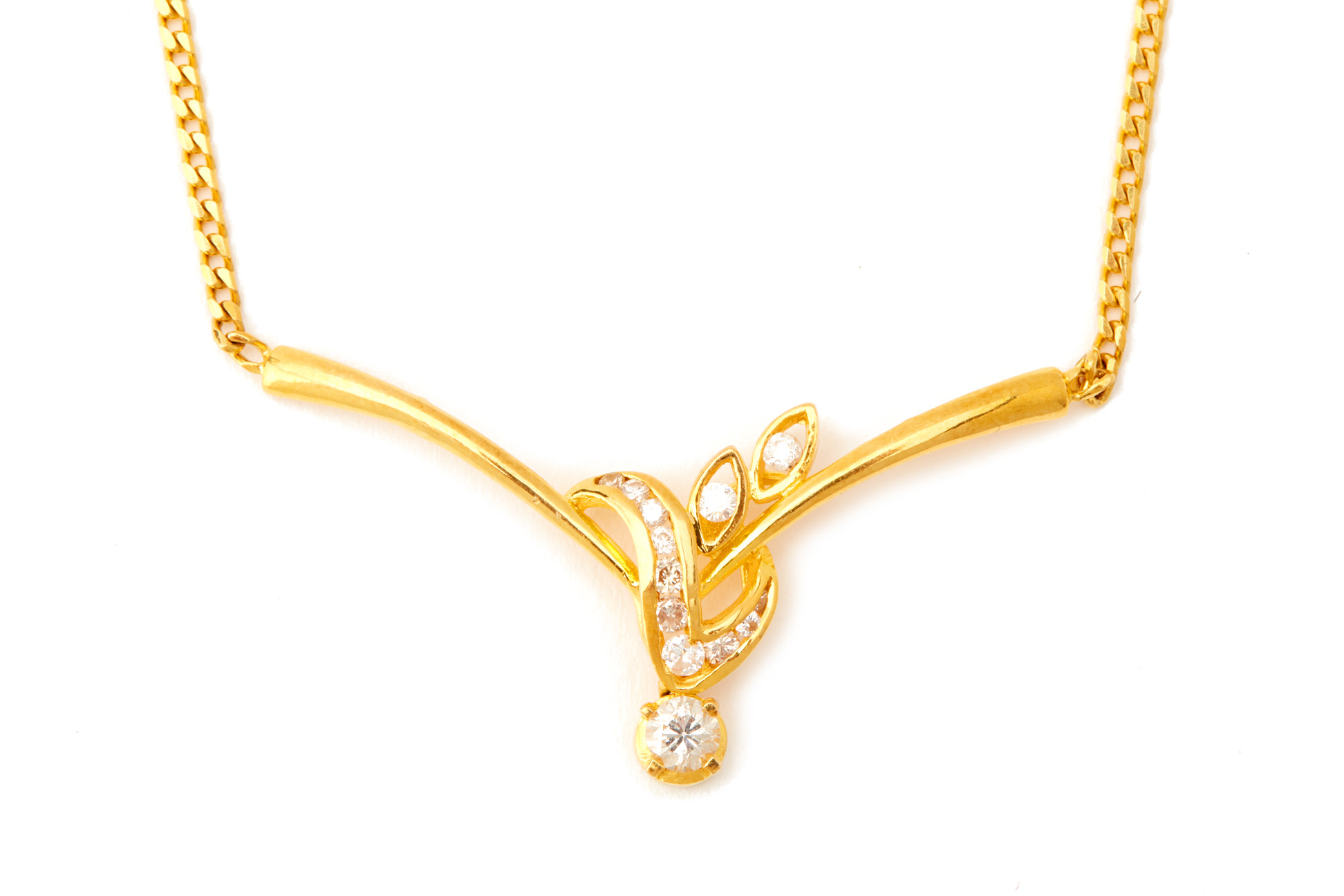 A DIAMOND PENDANT NECKLACE