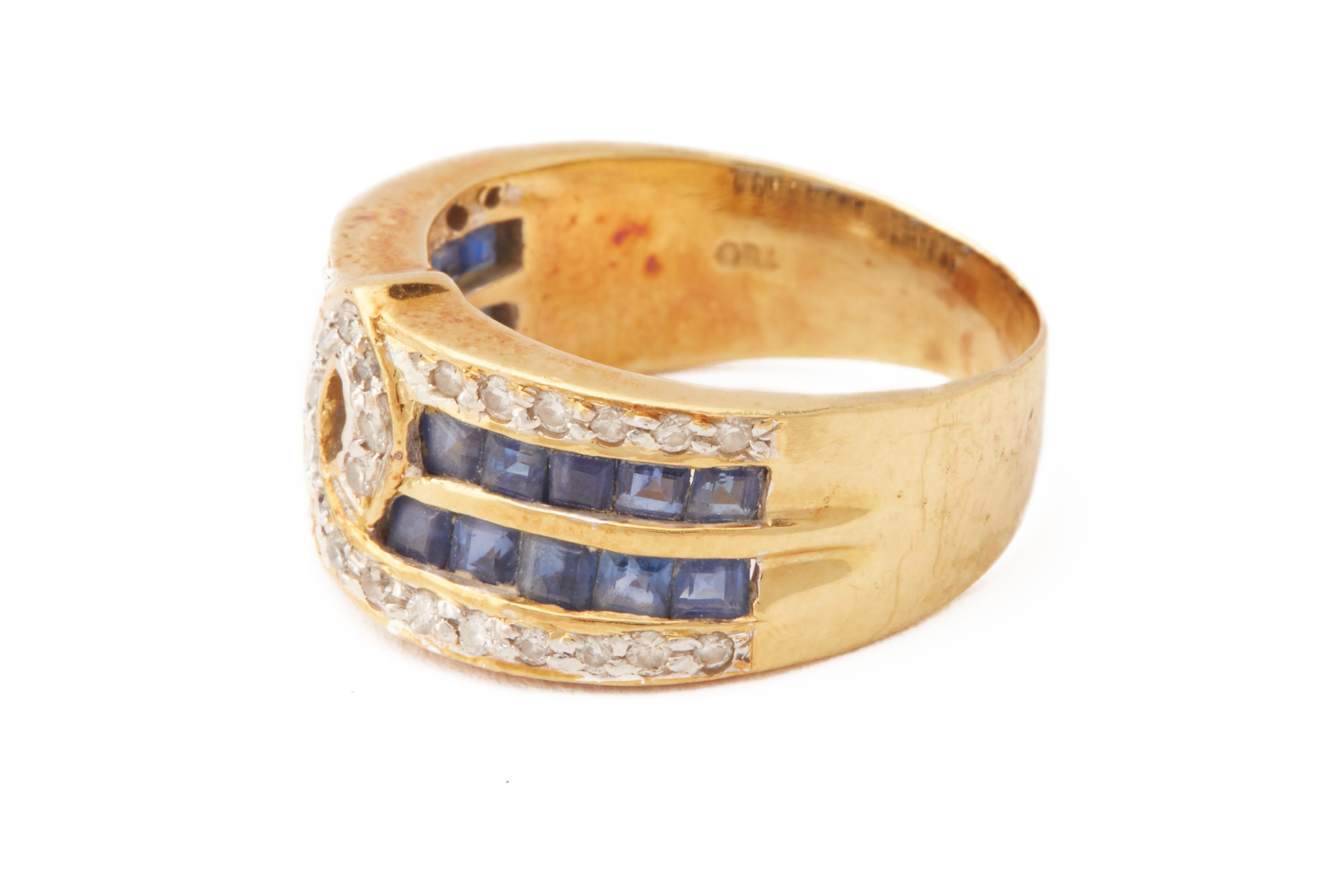 A SAPPHIRE AND DIAMOND BAND RING - Image 2 of 3