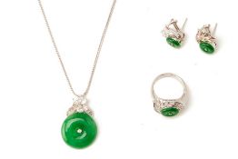 A SUITE OF DIAMOND AND JADE DISC JEWELLERY