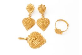 A GOLD PENDANT, EARRINGS AND RING