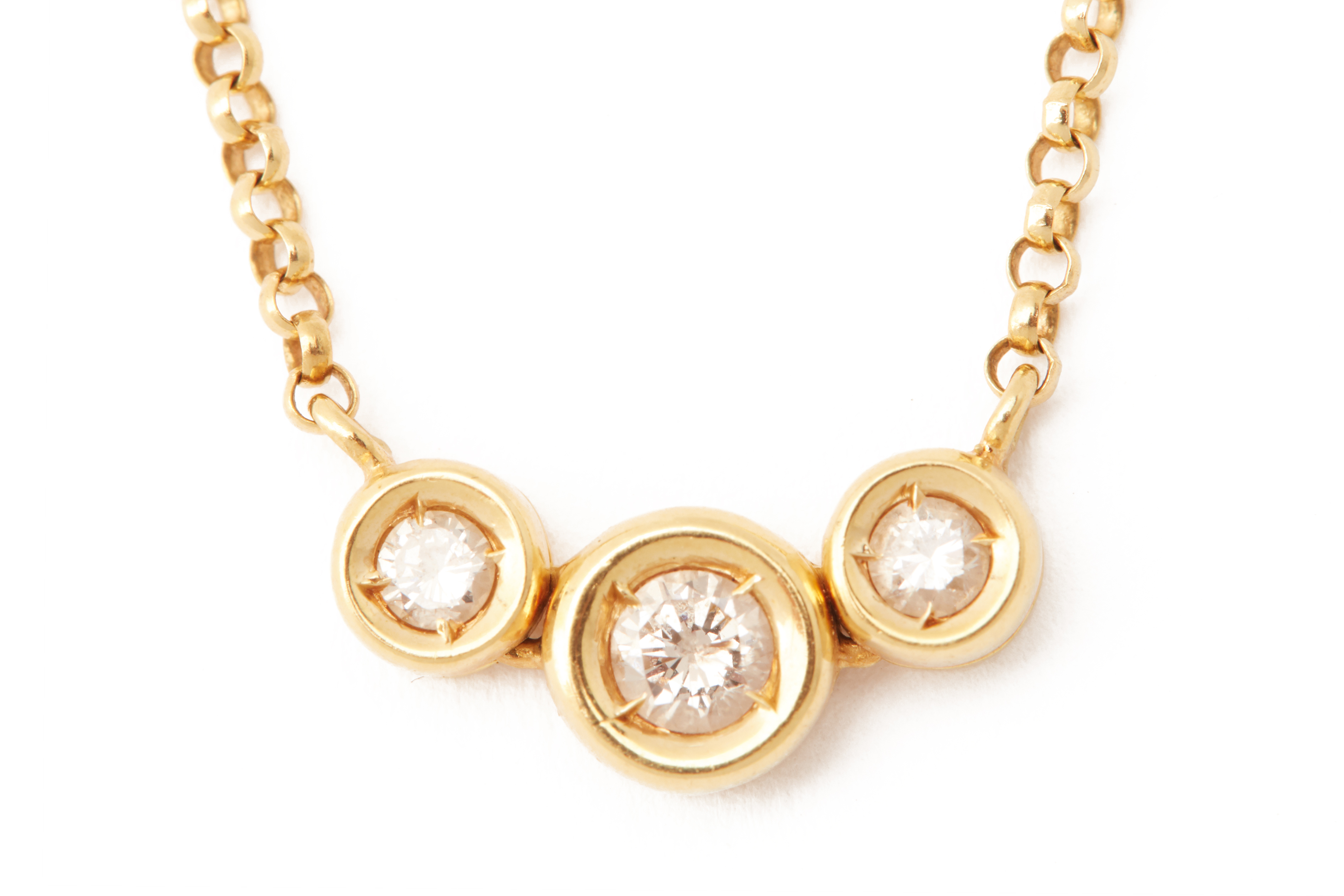 A DIAMOND THREE STONE PENDANT NECKLACE