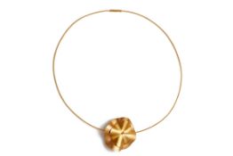 A NIESSING GOLD PENDANT NECKLACE