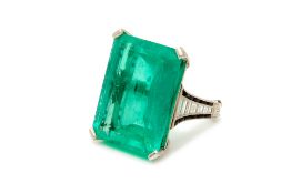 A 38 CARAT EMERALD SINGLE STONE RING