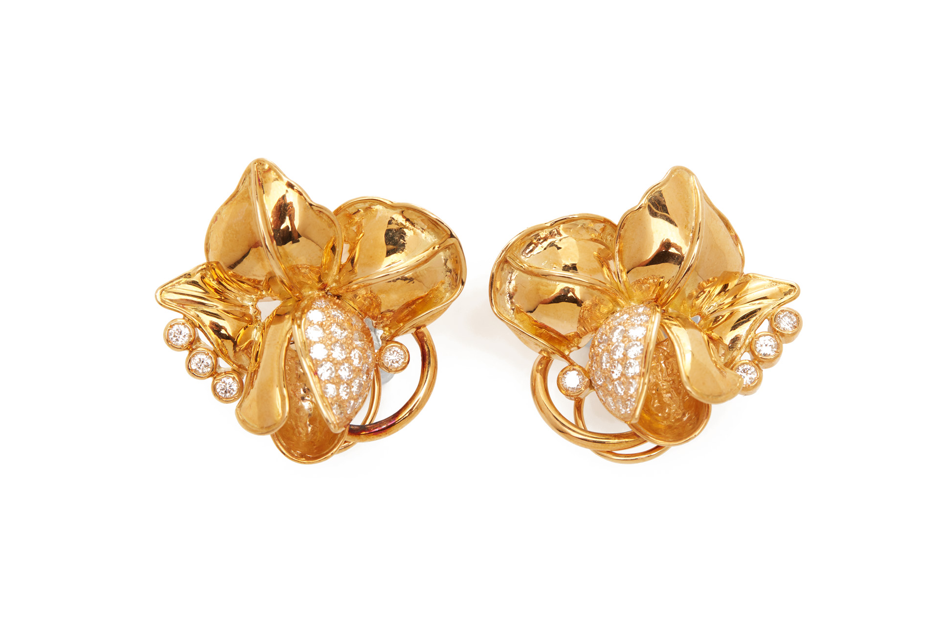 A PAIR OF GOLD AND DIAMOND EARRINGS AND RING - Image 3 of 7