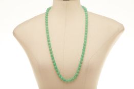 A SINGLE STRAND GREEN SERPENTINE BEAD NECKLACE