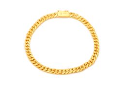 A GOLD CURB LINK BRACELET