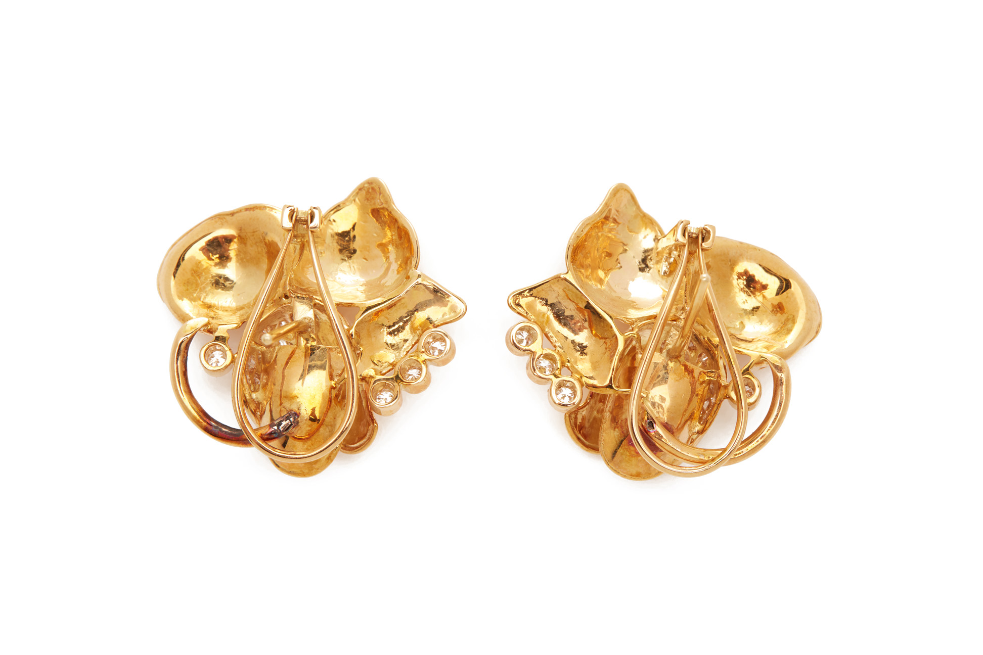 A PAIR OF GOLD AND DIAMOND EARRINGS AND RING - Image 5 of 7