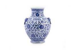 A LARGE CHINESE BLUE AND WHITE PORCELAIN VASE