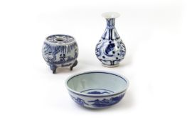 THREE CHINESE BLUE AND WHITE PORCELAIN ITEMS