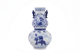 A BLUE AND WHITE TWIN HANDLED DOUBLE GOURD 'HULUPING' VASE