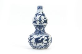 A BLUE AND WHITE DOUBLE GOURD VASE