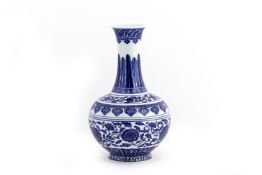 A BLUE AND WHITE PORCELAIN BOTTLE VASE