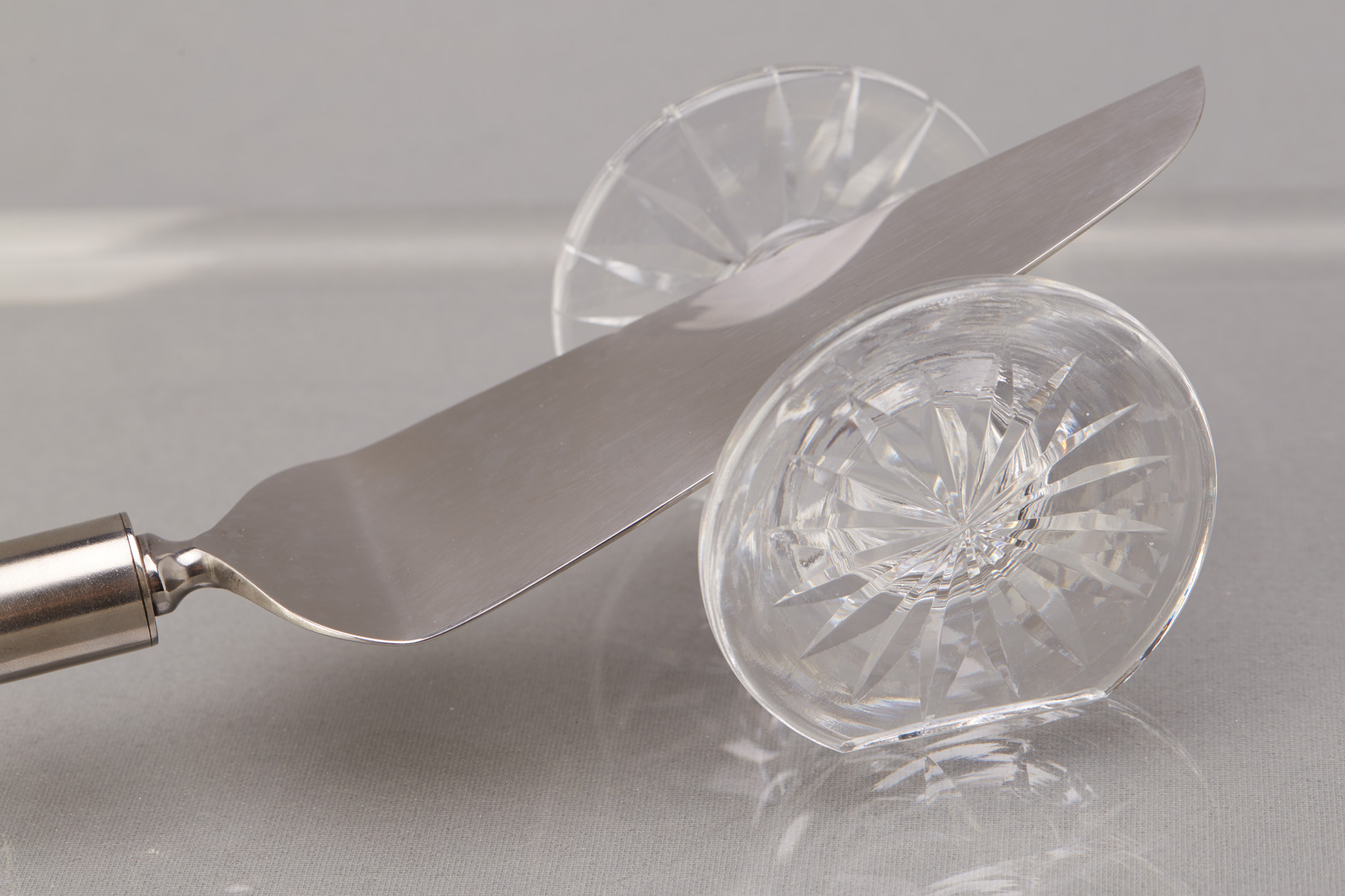 A SERVING DISH WITH KNIFE AND KNIFE REST - Image 2 of 2