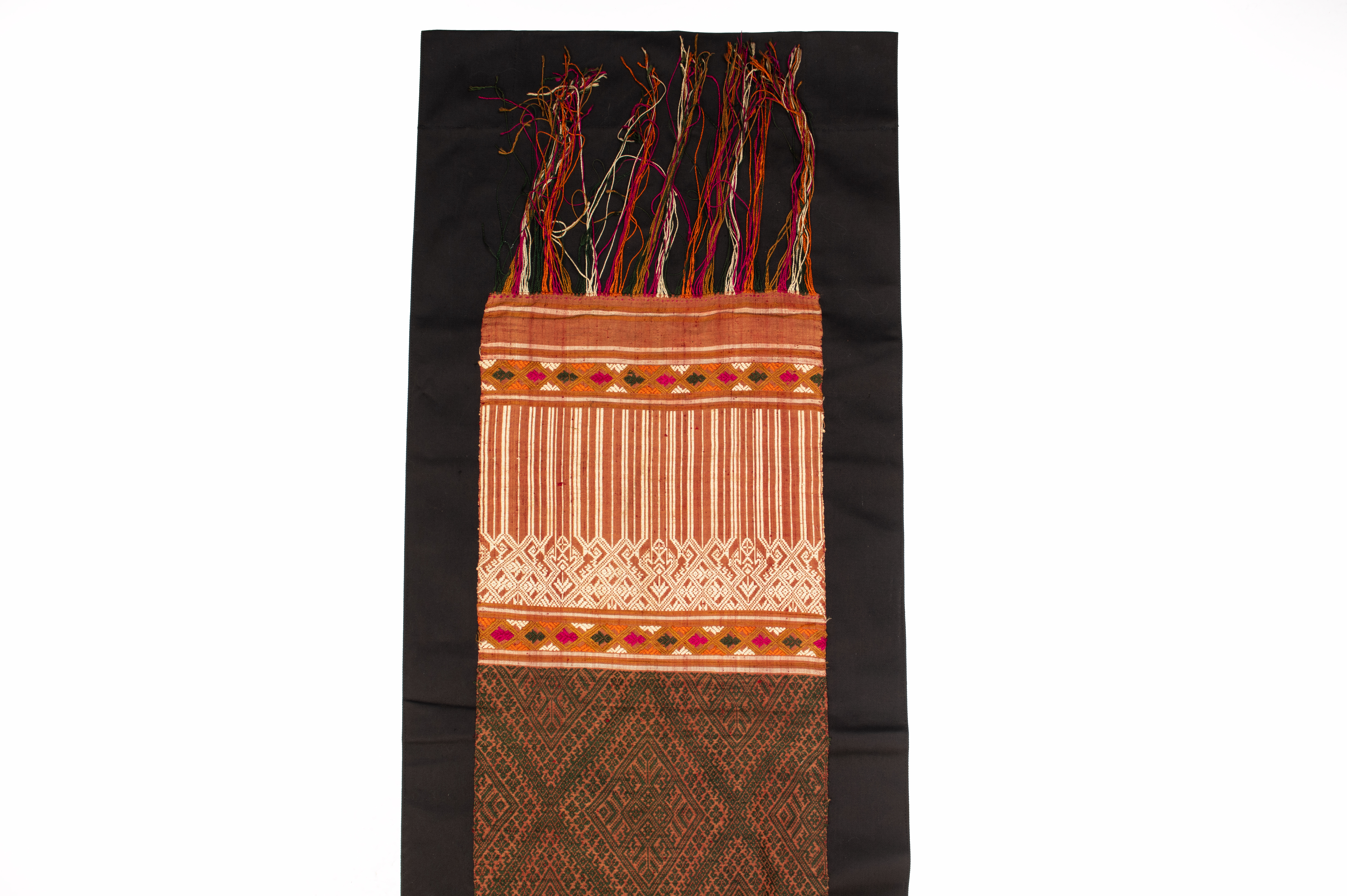 A TRADITIONAL LAOTIAN WOVEN DANCING SHAWL - Image 2 of 3