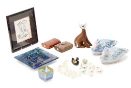 AN ASSORTMENT OF GLASS ANIMALS AND OTHER DECORATIVE ITEMS