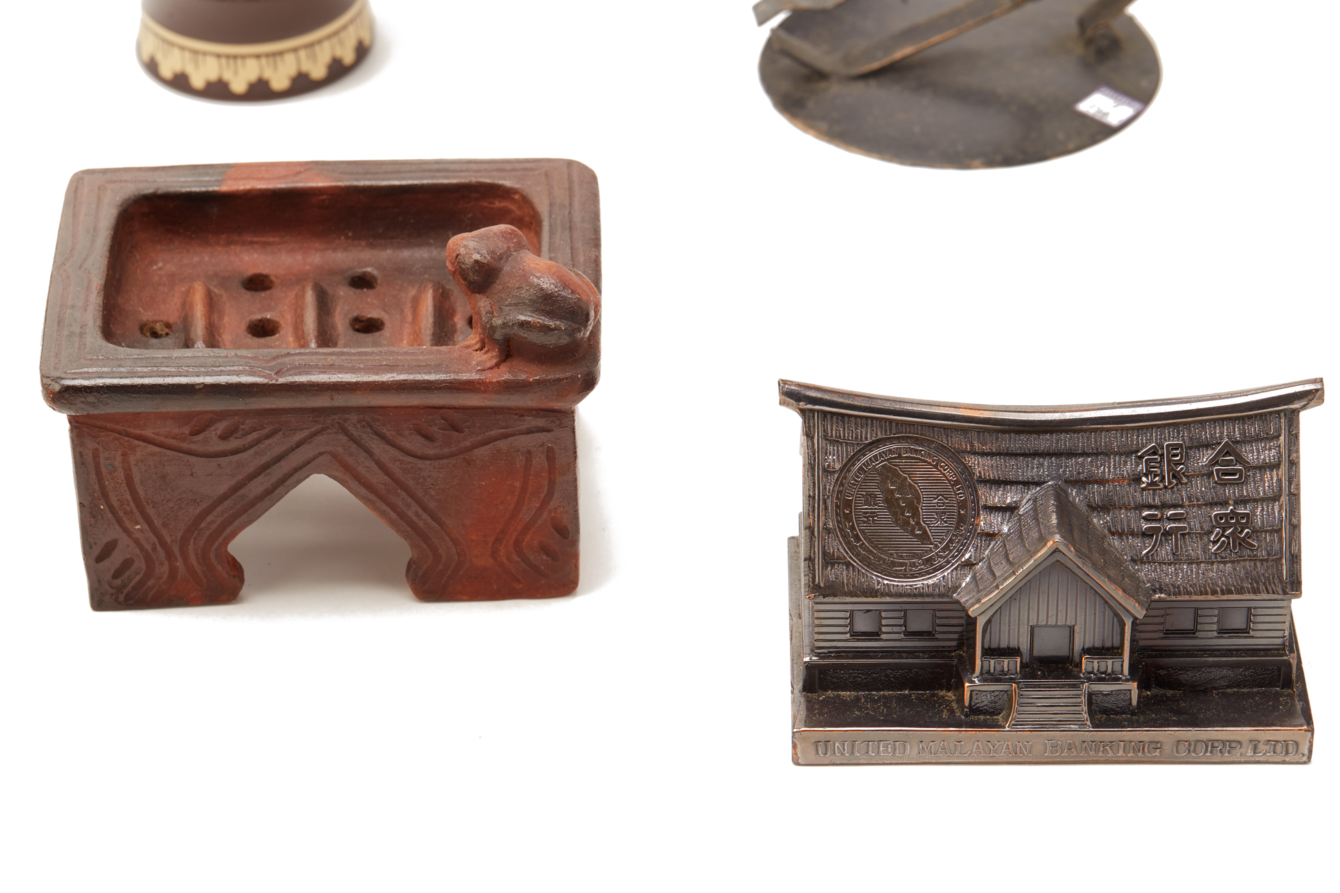 A GROUP OF VARIOUS CHINESE DECORATIVE ITEMS - Image 5 of 5