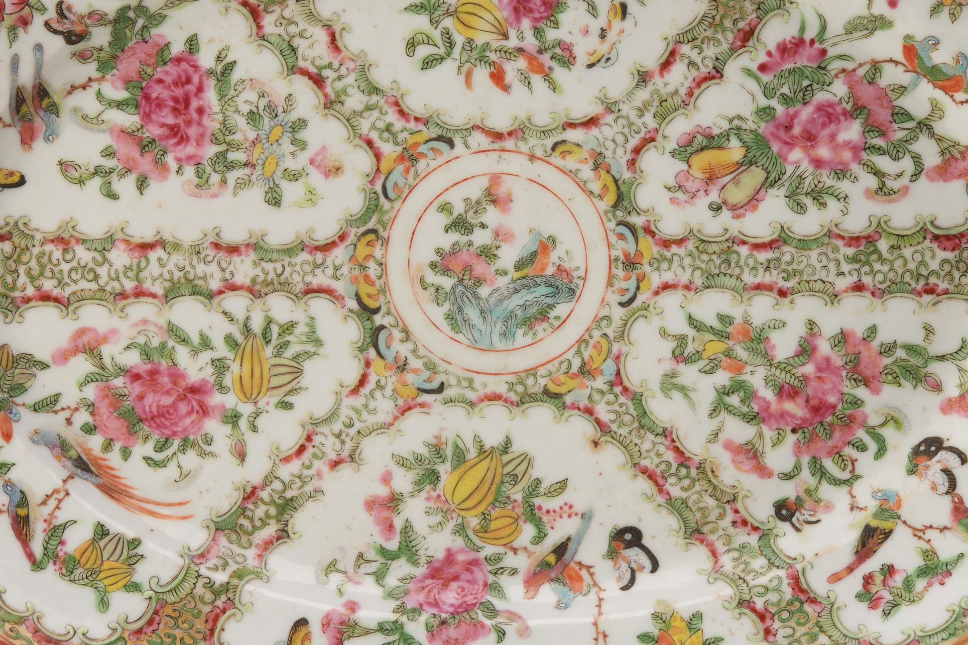 A CHINESE CANTON FAMILE ROSE OVAL PORCELAIN SERVING DISH - Image 2 of 3