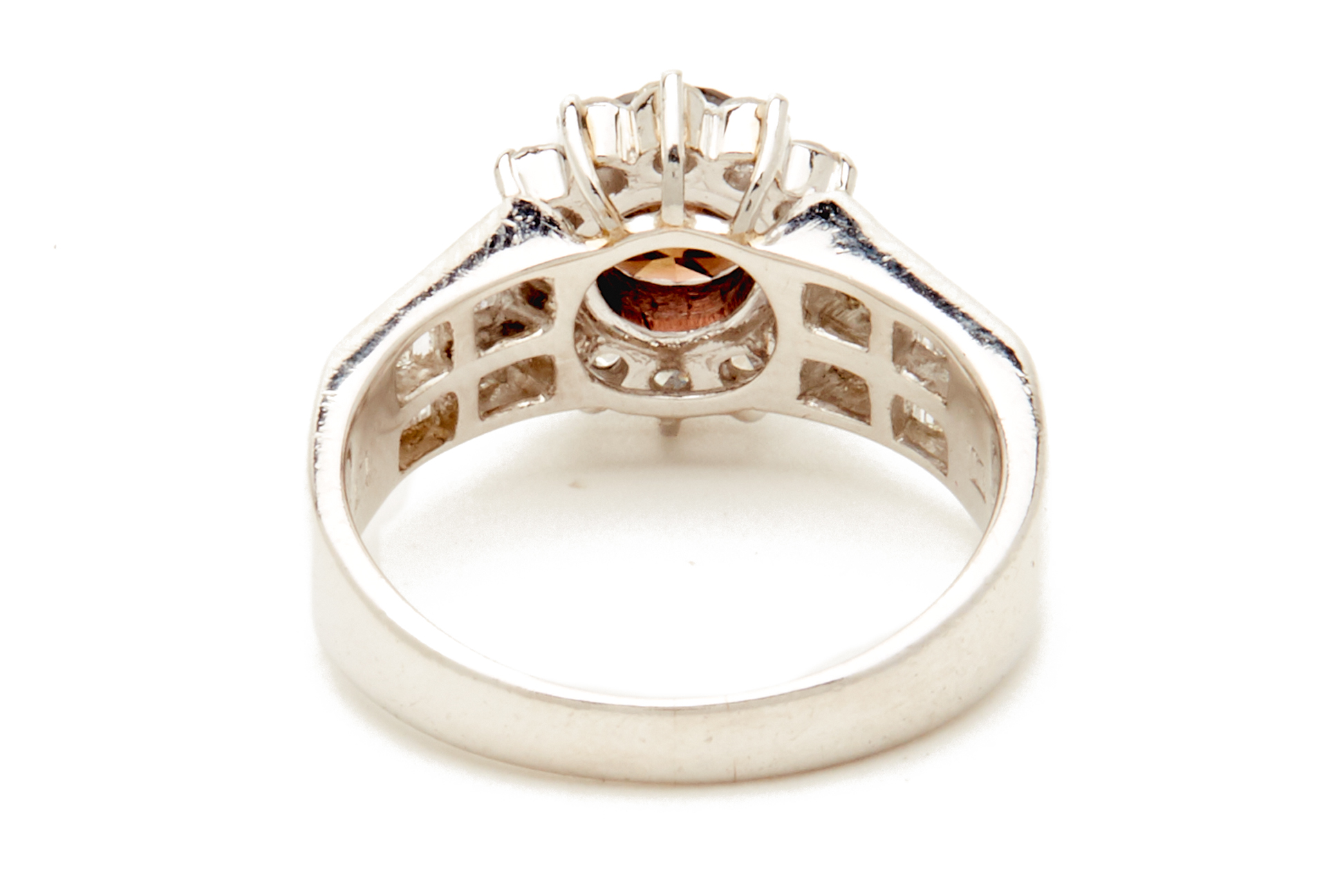 A PLATINUM DIAMOND RING - Image 4 of 4