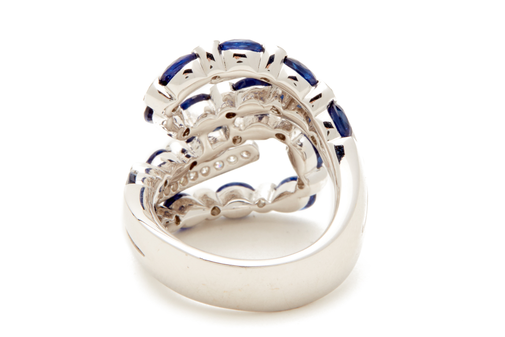 A SAPPHIRE AND DIAMOND RING - Image 3 of 4