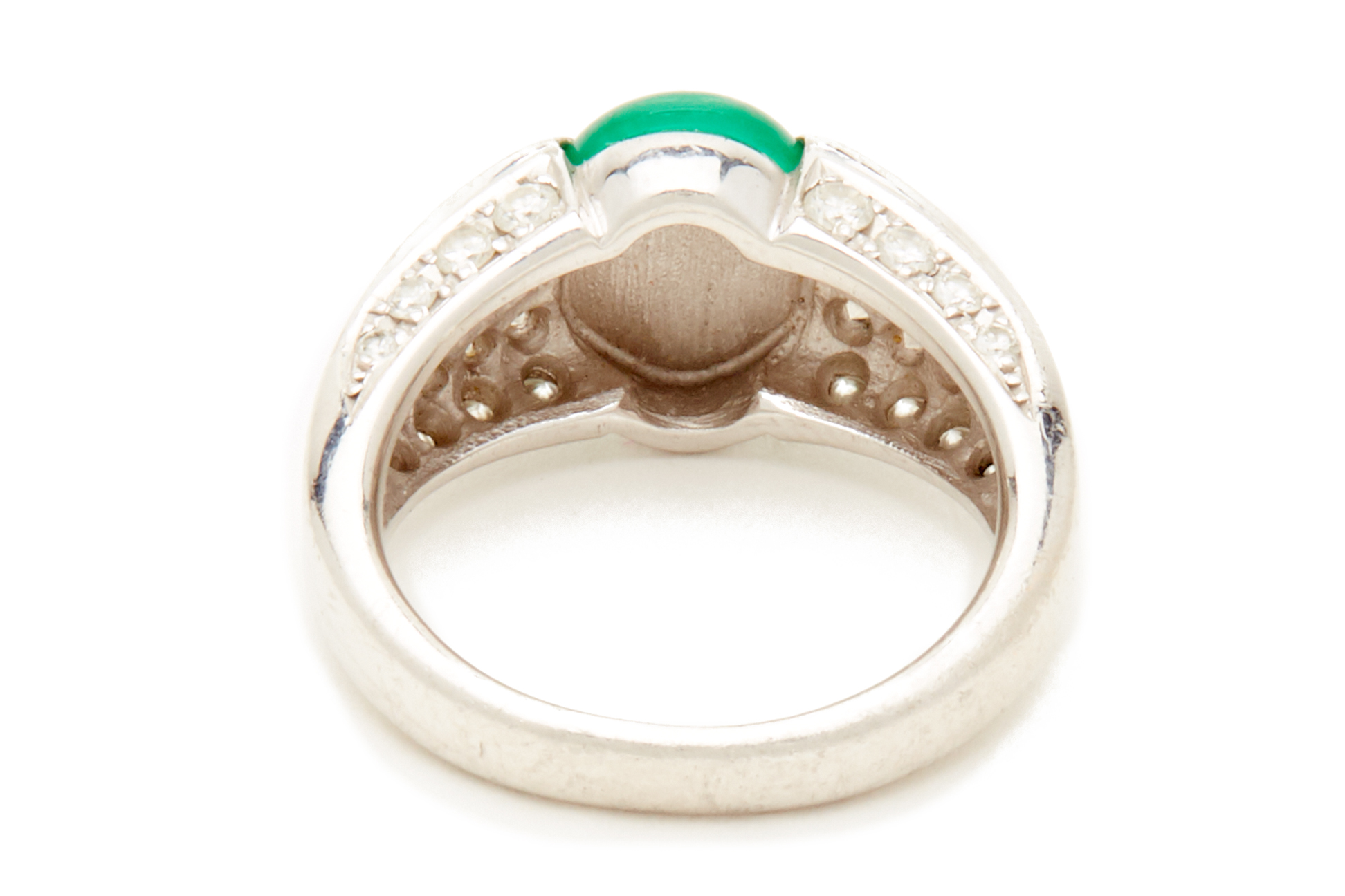 A PLATINUM, CABOCHON EMERALD AND DIAMOND RING - Image 4 of 5