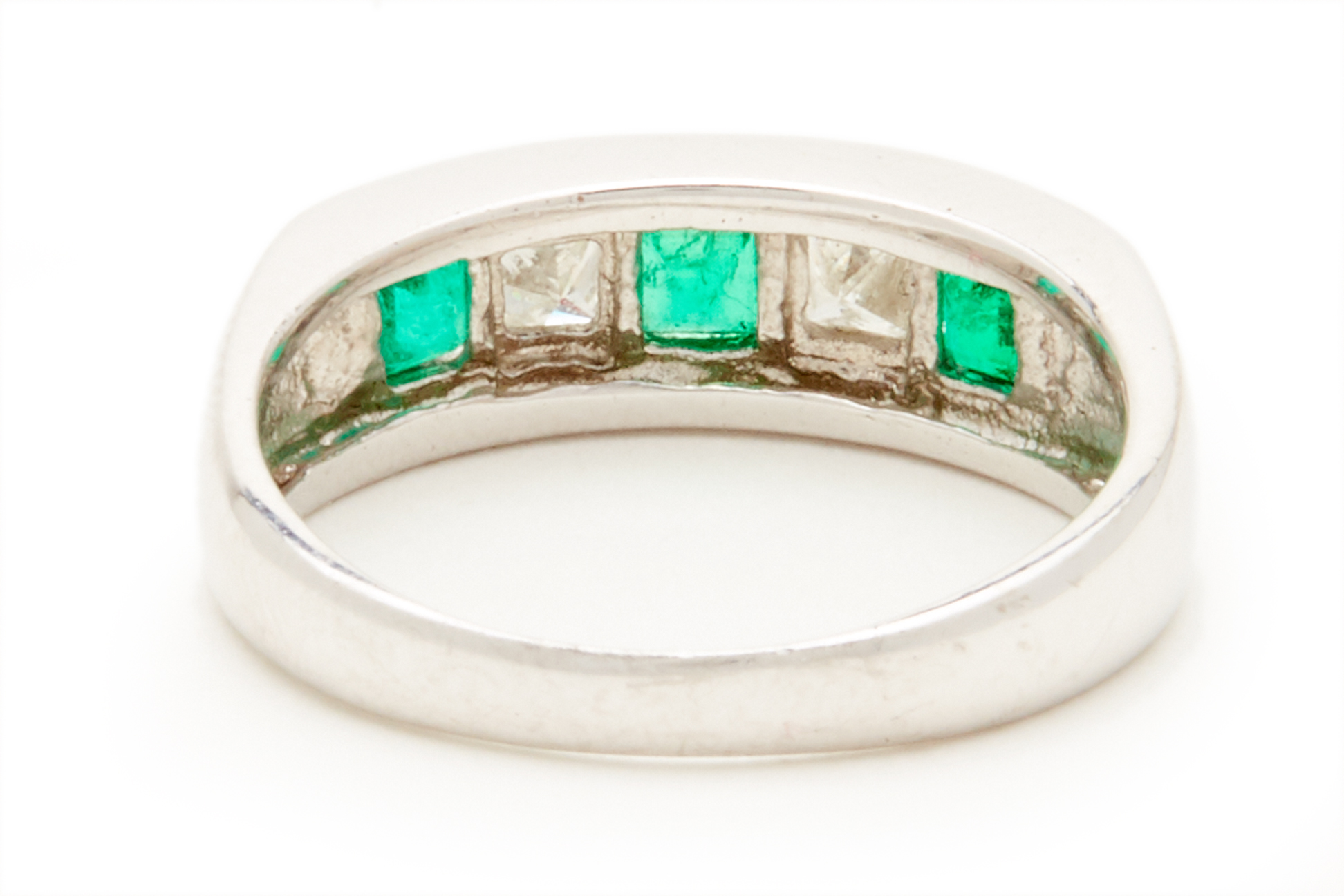 A PLATINUM, EMERALD AND DIAMOND RING - Image 3 of 3