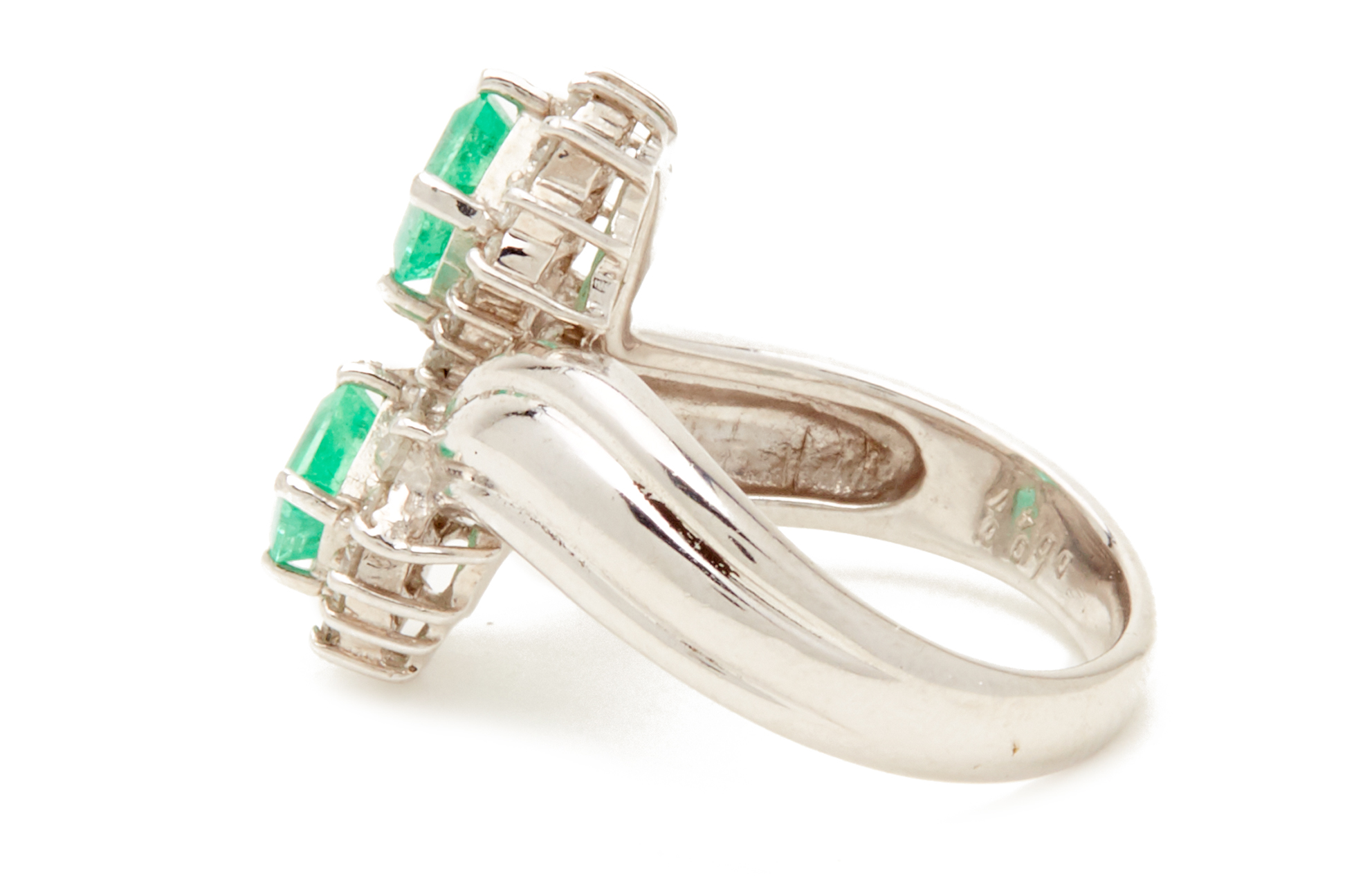 A PLATINUM, EMERALD AND DIAMOND RING - Image 3 of 4