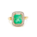 A YELLOW GOLD, EMERALD AND DIAMOND RING