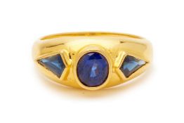 A SAPPHIRE AND YELLOW GOLD RING