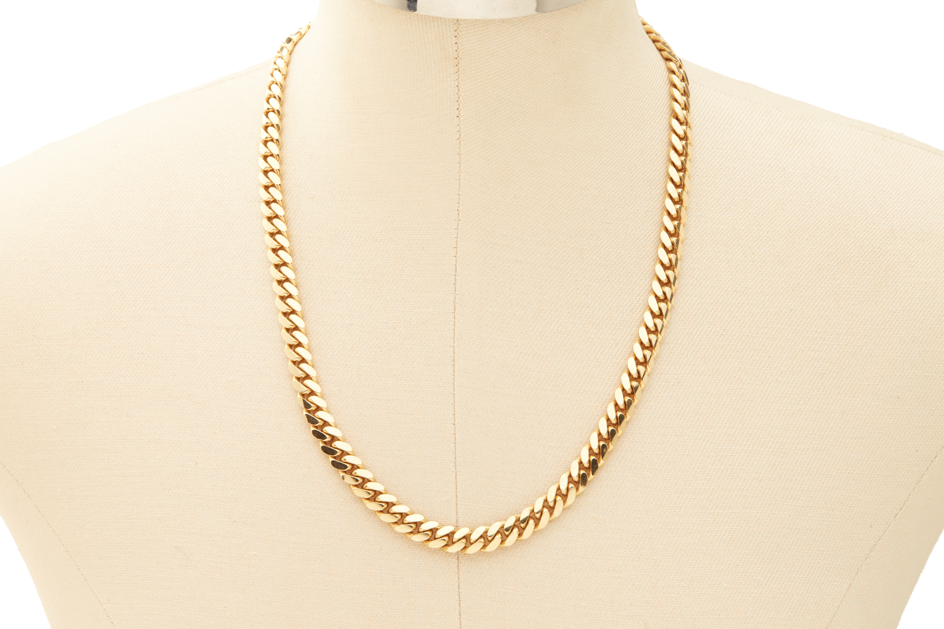 AN ITALIAN YELLOW GOLD CURB CHAIN NECKLACE