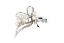 A 60S RIBBON CULTURED PEARL BROOCH