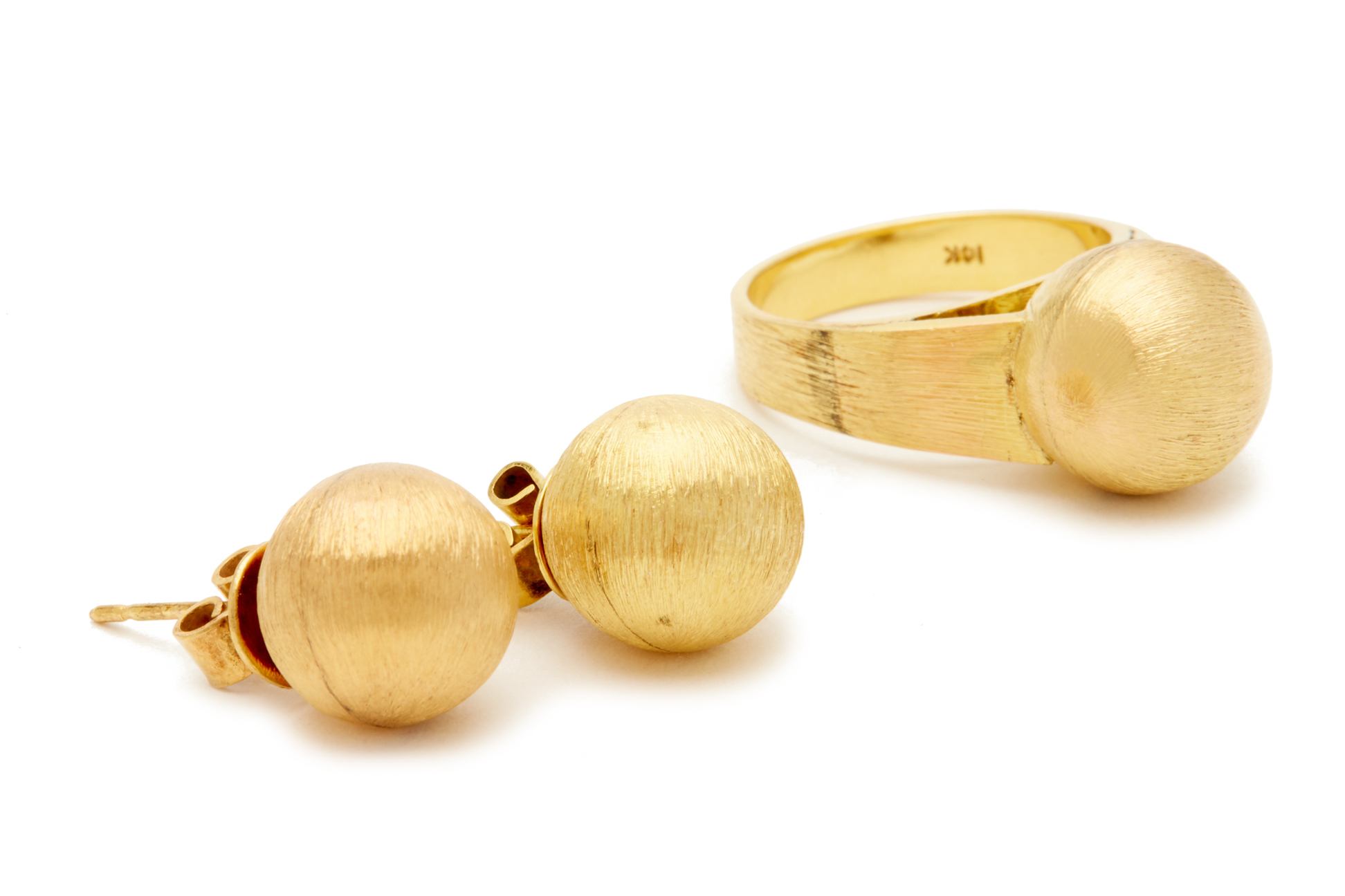 A SET OF YELLOW GOLD EARRINGS AND RING - Image 2 of 3