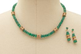 AN EMERALD BEAD NECKLACE AND EARRING SET