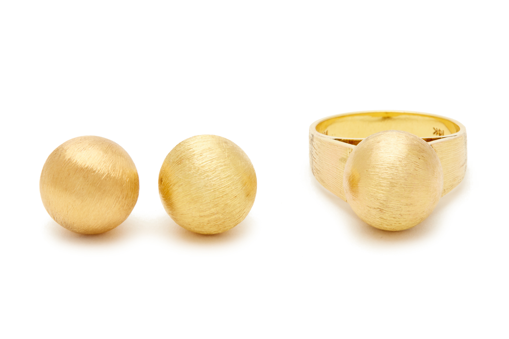 A SET OF YELLOW GOLD EARRINGS AND RING