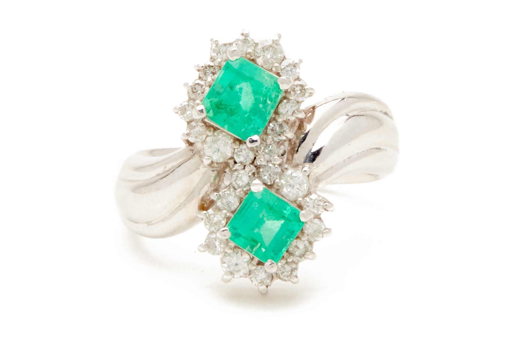 A PLATINUM, EMERALD AND DIAMOND RING