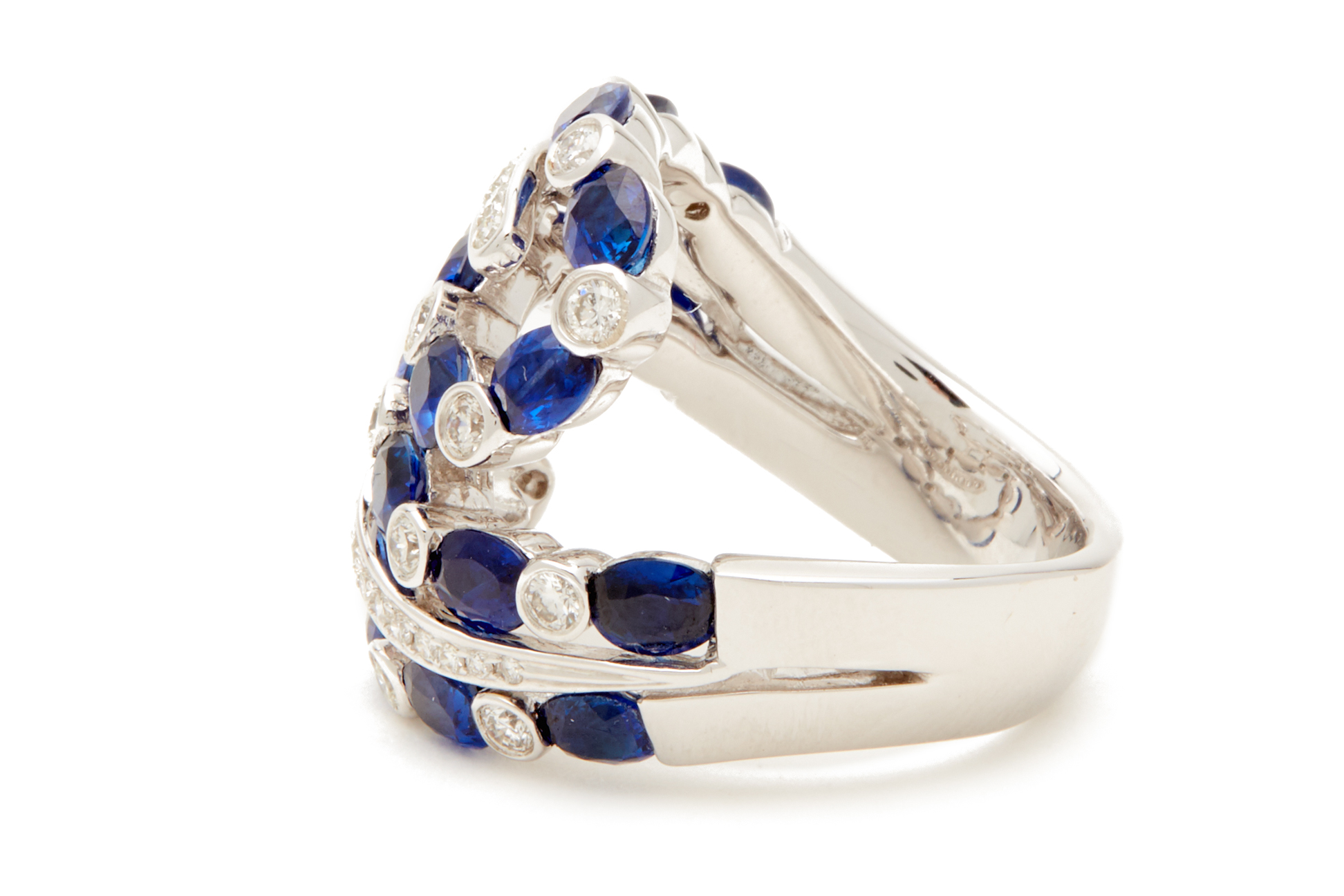 A SAPPHIRE AND DIAMOND RING - Image 4 of 4