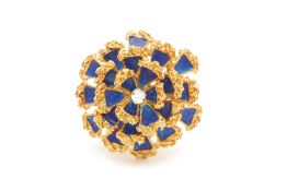 AN 18K YELLOW GOLD ENAMEL RING