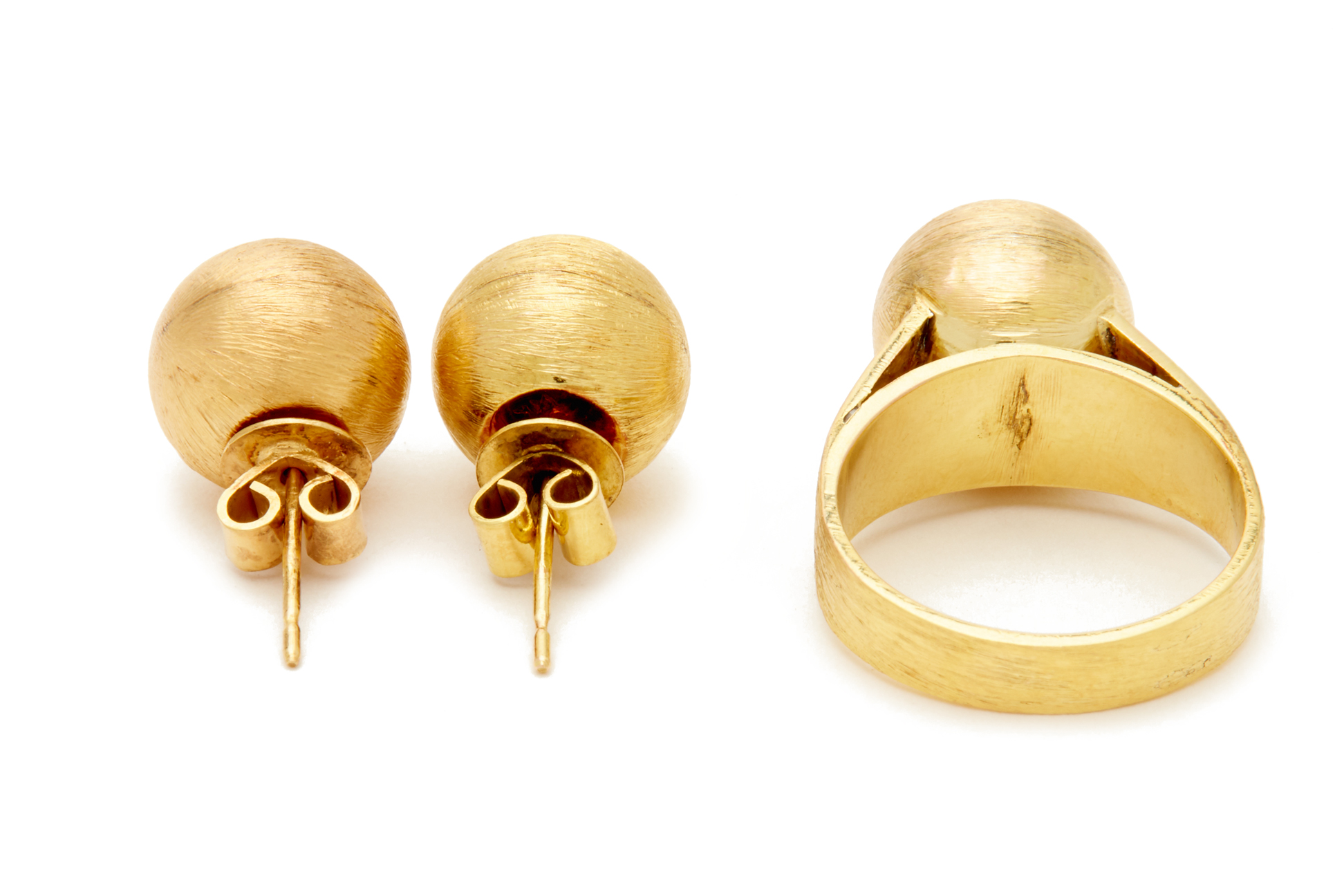 A SET OF YELLOW GOLD EARRINGS AND RING - Image 3 of 3