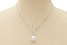 A PEARL AND DIAMOND PENDANT NECKLACE