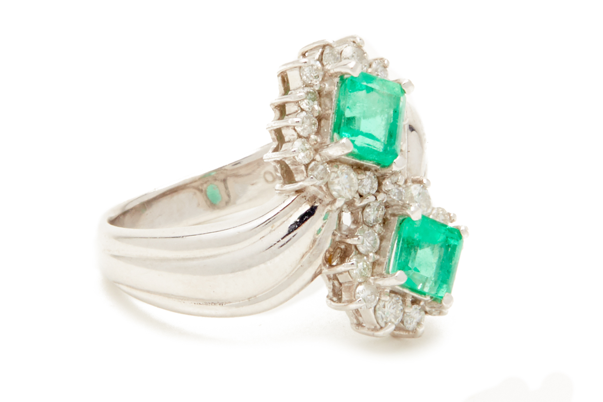 A PLATINUM, EMERALD AND DIAMOND RING - Image 2 of 4