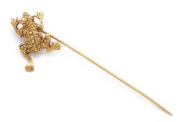 A 18K GOLD FROG PIN