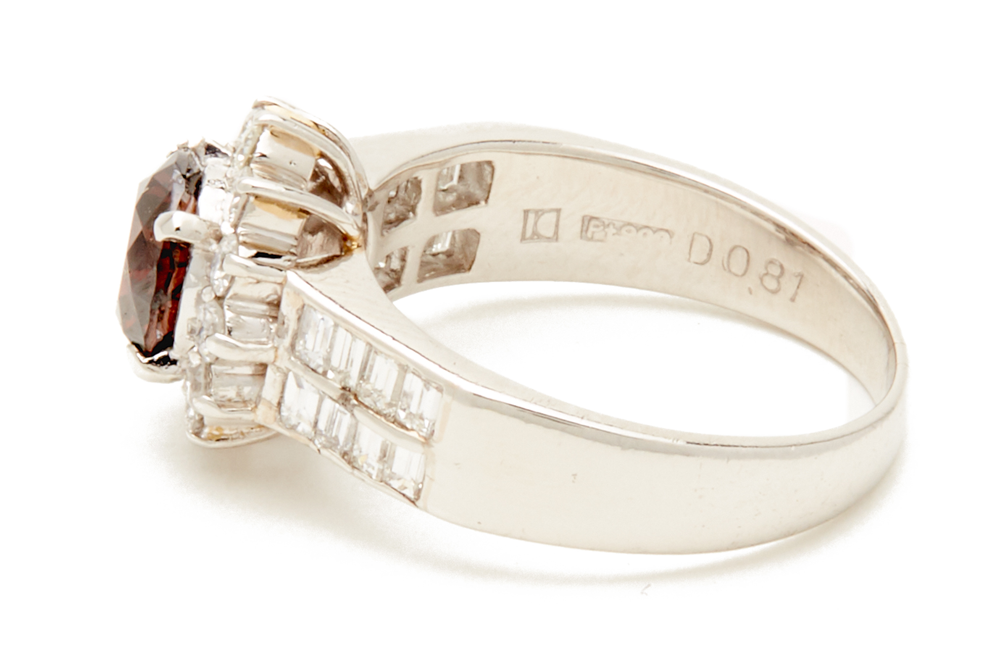 A PLATINUM DIAMOND RING - Image 3 of 4