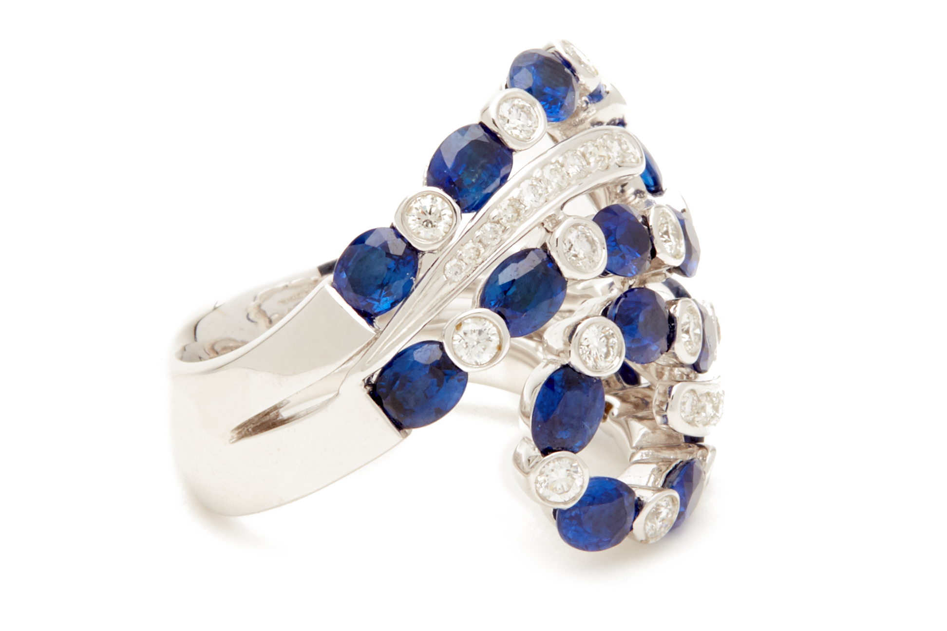 A SAPPHIRE AND DIAMOND RING - Image 2 of 4