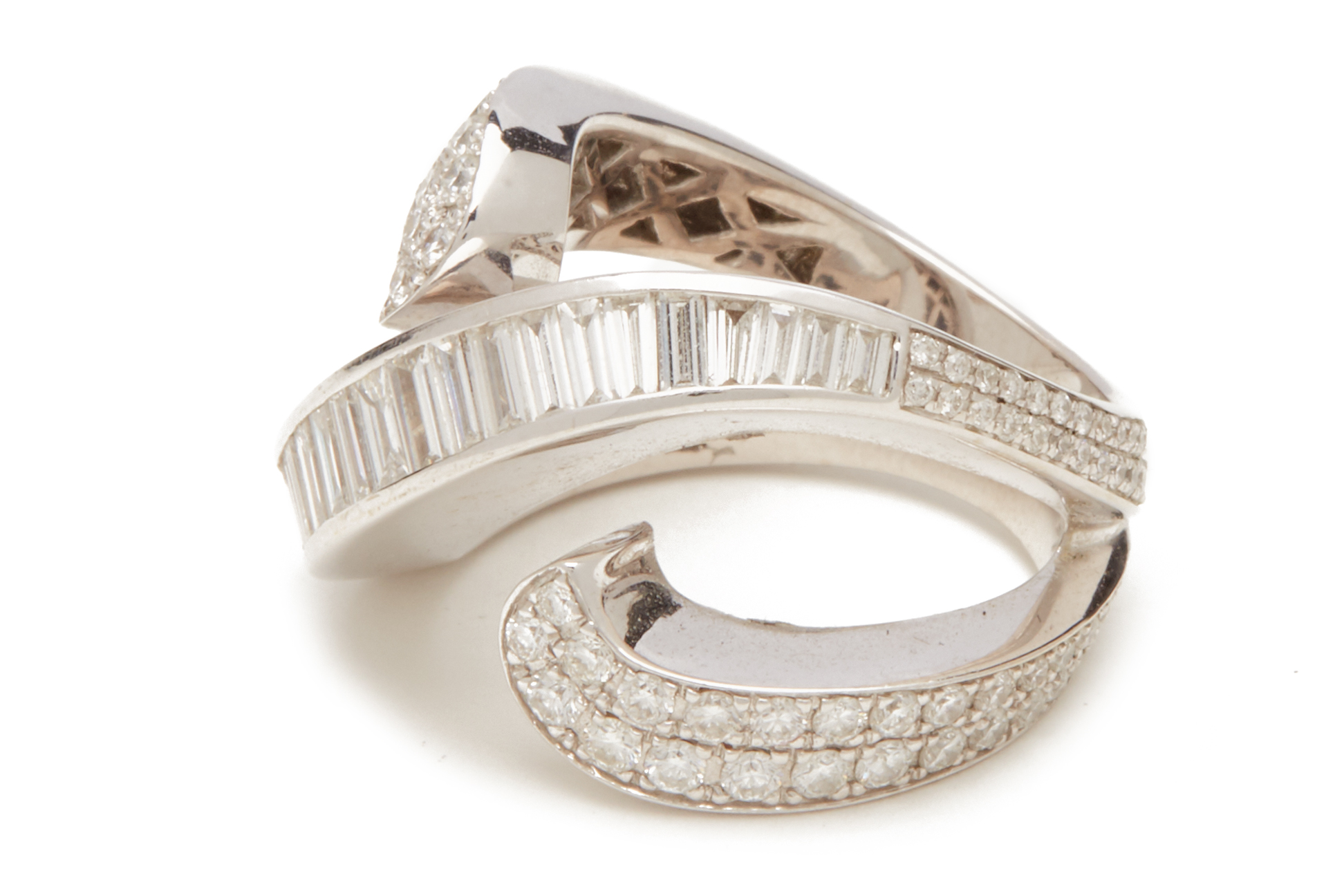 A LARGE WHITE GOLD RING WITH DIAMOND EMBELLISHMENTS - Image 2 of 3